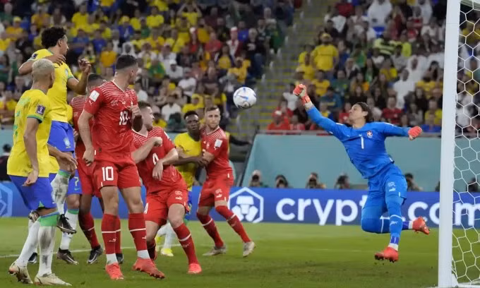 Thủ thành Sommer cản một quả tạt của Brazil. Ảnh: AP.