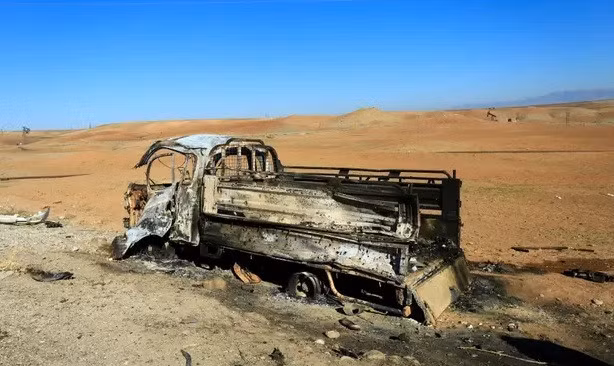 Một chiếc xe cháy đen sau cuộc không kích Thổ Nhĩ Kỳ thực hiện ở Derik, Syria ngày 20/11. Ảnh: Rêtrs