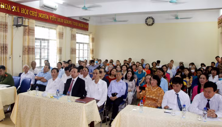 Đồng chí Nguyễn Xuân Ký, Ủy viên Trung ương Đảng, Bí thư Tỉnh ủy, Chủ tịch HĐND tỉnh chung vui Ngày hội đại đoàn kết với nhân dân khu phố 4 (TP Hạ Long)