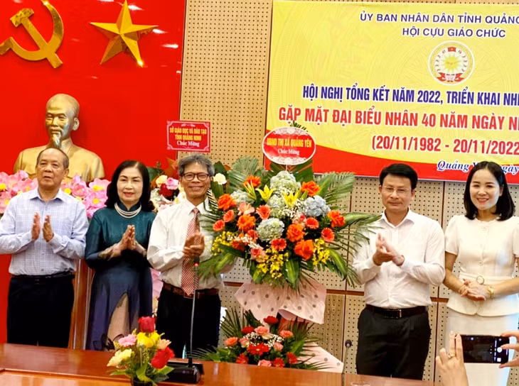 Đồng chí Dương Văn Hào – Phó Chủ tịch UBND TX tặng hoa chúc mừng Hội Cựu giáo chức tỉnh nhân kỷ niệm 40 năm ngày Nhà giáo Việt Nam