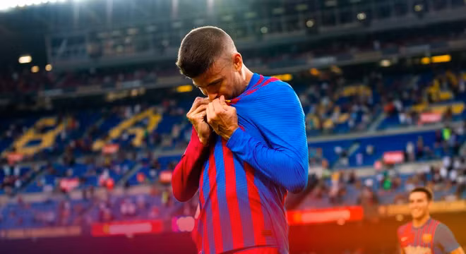 Pique treo giày dù mùa giải 2022/23 chưa khép lại để giảm quỹ lương và hỗ trợ CLB của anh.