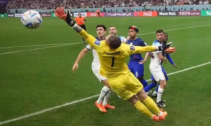 Pickford vươn người, cứu thua cho tuyển Anh. Ảnh: Reuters.