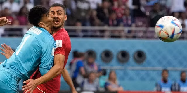 Cú va chạm giữa Ali Beiranvand và đồng đội. Ảnh: Fox News.