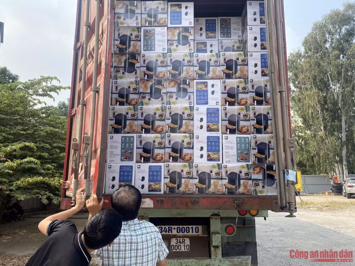 Số hàng lậu chật kín thùng xe container.