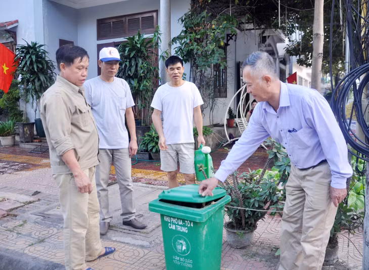 100% hộ dân khu phố 6A đã trang sắm hệ thống thùng rác xanh - sạch - đẹp, thân thiện môi trường, cao nhất trong toàn phường Cẩm Trung.