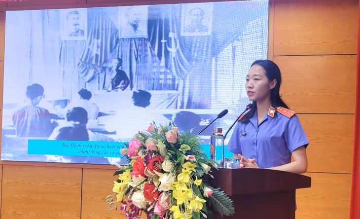 Đảng viên chi bộ 15 (Đảng bộ cơ quan Viện Kiểm sát Nhân dân tỉnh) thực hiện việc kể chuyện về tấm gương đạo đức của Bác tháng 10/2022. Ảnh: Đơn vị cung cấp