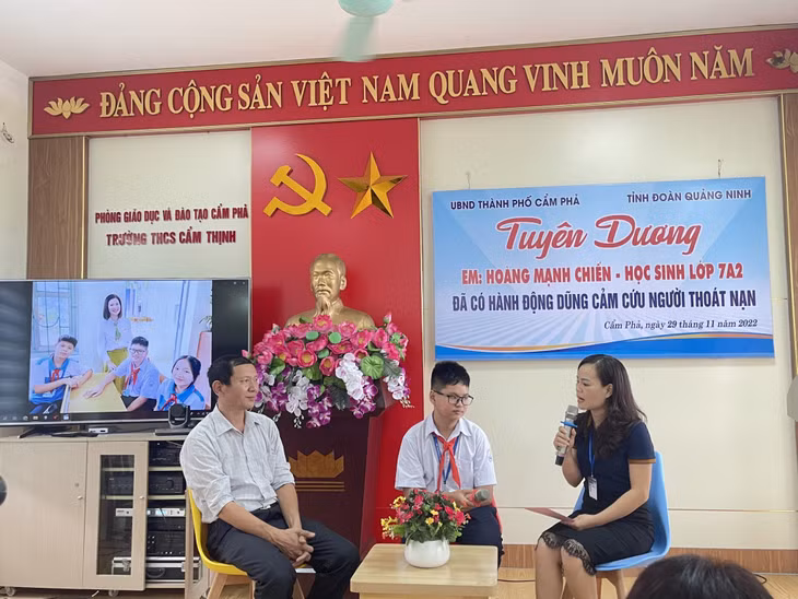 Hoàng Mạnh Chiến tại buổi tuyên dương do UBND TP Cẩm Phả, Tỉnh Đoàn phối hợp tổ chức, ngày 29/11.