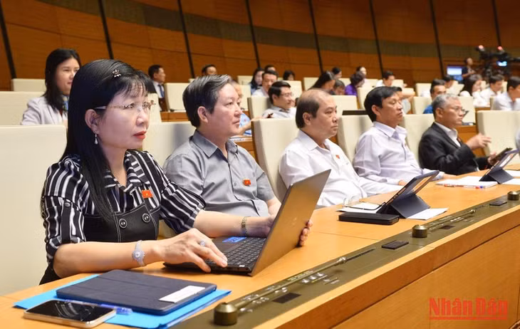 Các đại biểu Quốc hội thảo luận ở hội trường về dự án Luật Giá (sửa đổi) chiều 11/11. Ảnh: THỦY NGUYÊN