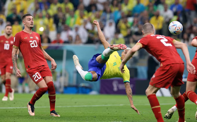 Siêu phẩm của Richarlison (vàng) giúp Brazil giành ba điểm đầu tay. Ảnh: Reuters.