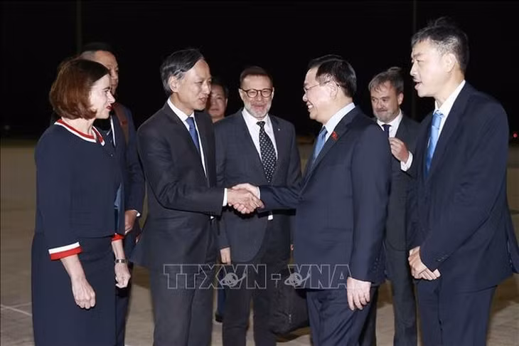 Lễ đón Chủ tịch Quốc hội Vương Đình Huệ tại sân bay quân sự Fairbairn, thủ đô Canberra. Ảnh: (TTXVN)