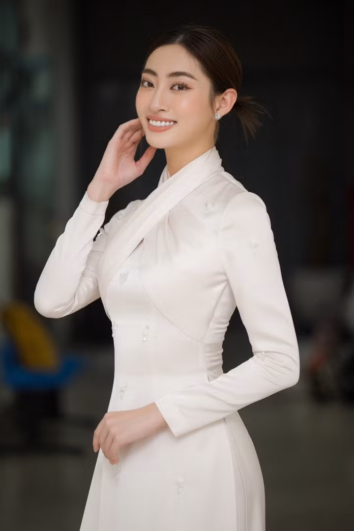 Nàng hậu xuất hiện xinh đẹp trong tà áo dài trắng.