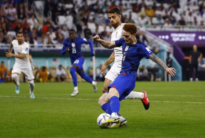 Josh Sargent (số 24) trong một lần dứt điểm sau khi vượt qua hàng thủ Iran. Đội bóng châu Á dồn toàn lực phòng ngự trong hiệp đầu. Ảnh: Reuters