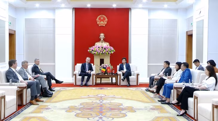 Đồng chí Nguyễn Tường Văn, Phó Bí thư Tỉnh ủy, Chủ tịch UBND tỉnh tiếp đón và làm việc với Đoàn Vụ trưởng, Bộ Ngoại giao Bỉ và Đại sứ Bỉ tại Việt Nam.