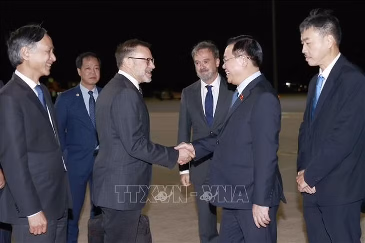 Lễ đón Chủ tịch Quốc hội Vương Đình Huệ tại sân bay quân sự Fairbairn, thủ đô Canberra. Ảnh: (TTXVN)