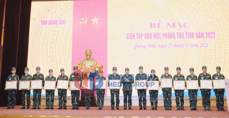 Đồng chí Nguyễn Xuân Ký, Ủy viên BCH Trung ương Đảng, Bí thư Tỉnh uỷ, Chủ tịch HĐND tỉnh, Trưởng BCĐ diễn tập KVPT tỉnh, tặng bằng khen của UBND tỉnh cho các tập thể và cá nhân có thành tích xuất sắc trong cuộc diễn tập KVPT tỉnh Quảng Ninh năm 2022 (11-2022). Ảnh: Minh Đức