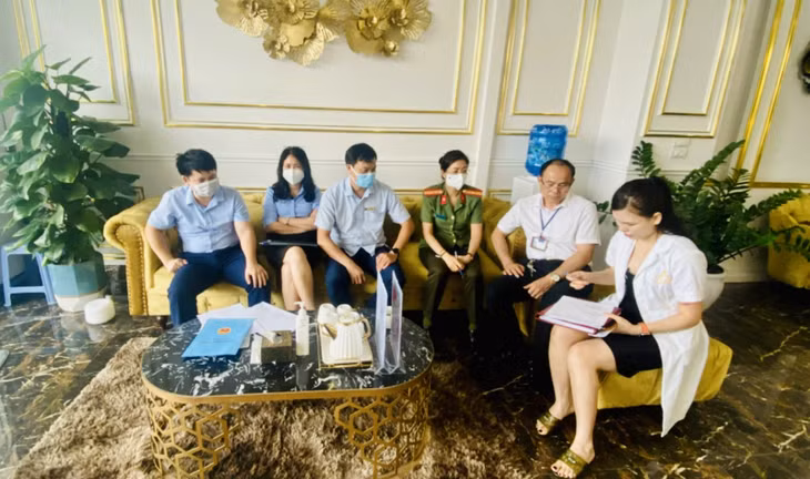 Thanh tra Sở Y tế phối hợp tổ chức kiểm tra, giám sát hoạt động của các cơ sở dịch vụ thẩm mỹ trên địa bàn TP Hạ Long.