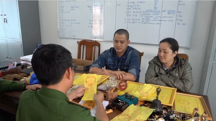 Duy và Loan tại cơ quan Công an (Ảnh: Công an tỉnh Kon Tum).
