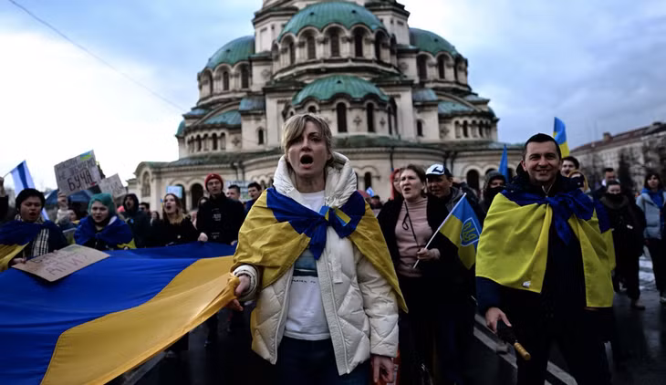 Người dân tuần hành ủng hộ Ukraine ở Sofia, Bulgaria, ngày 7/4/2022. Ảnh: EPA-EFE