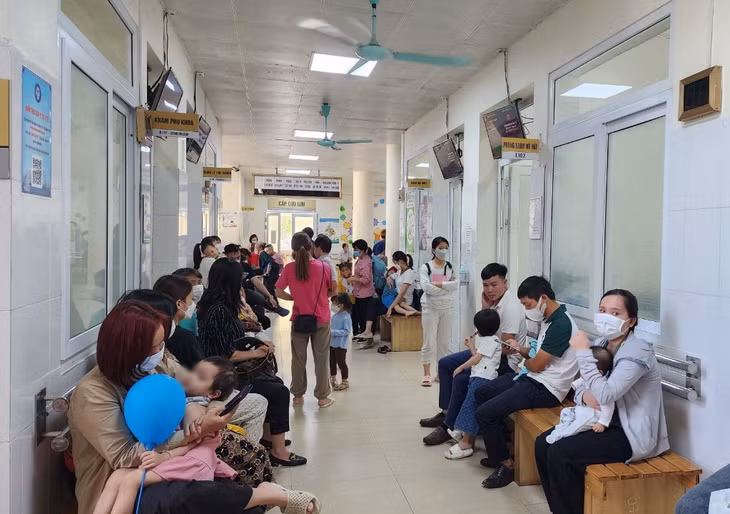 Khoa Khám bệnh (Bệnh viện Sản Nhi Quảng Ninh) tiếp đón hàng trăm lượt bệnh nhi đến khám mỗi ngày liên quan đến bệnh cúm.