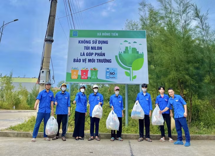 Đoàn Thanh niên xã Đồng Tiến (huyện Cô Tô) ra quân thu gom, phân loại rác chào mừng Ngày hội.