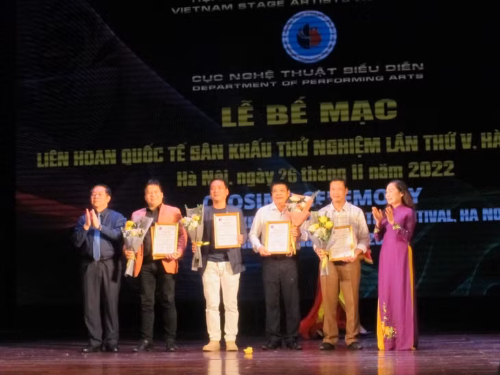 Bí thư Trung ương Đảng, Trưởng Ban Tuyên giáo Trung ương Nguyễn Trọng Nghĩa (bên trái, ngoài cùng) và Nghệ sỹ Nhân dân Trịnh Thúy Mùi (bên phải, ngoài cùng) trao giải cho các vở diễn xuất sắc giành Huy chương Vàng tại Liên hoan. Ảnh: TH
