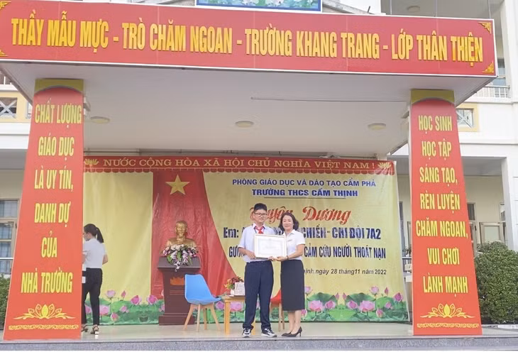 Ban Giám hiệu Trường THCS Cẩm Thịnh, TP Cẩm Phả tặng giấy khen cho em Hoàng Mạnh Chiến có hành động dũng cảm cứu người thoát nạn.