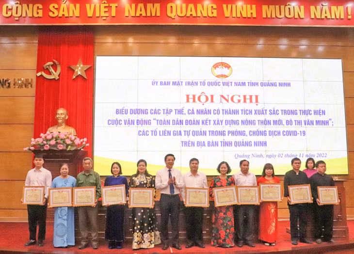 Ủy ban MTTQ tỉnh tặng bằng khen cho các tập thể có thành tích xuất sắc trong triển khai thực hiện cuộc vận động "Toàn dân đoàn kết xây dựng NTM, đô thị văn minh", tháng 11/2022. Ảnh: Minh Đức