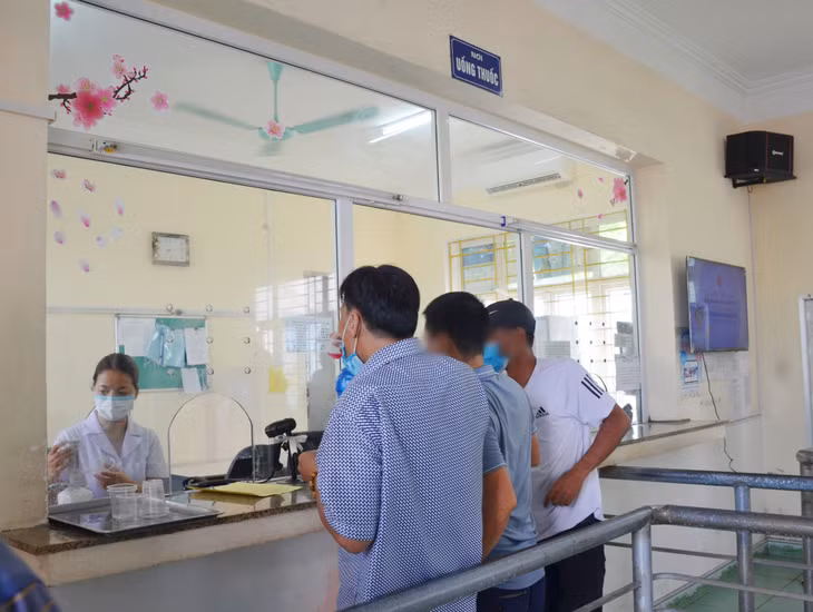 Người bệnh uống thuốc tại cơ sở điều trị Methadone TP Hạ Long.