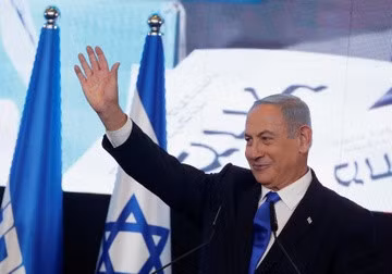 Cựu Thủ tướng Benjamin Netanyahu vẫy tay chào người ủng hộ sau khi thắng cử hôm 3/11. Ảnh: Reuters.
