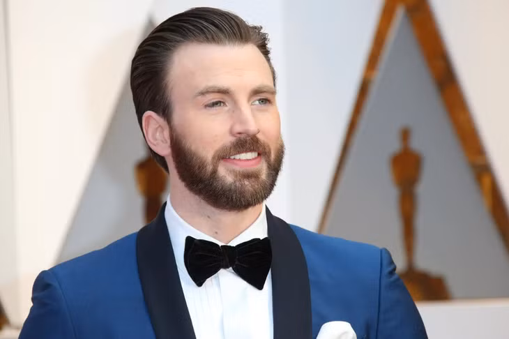 Chris Evans (1981) là một nam diễn viên, nhà sản xuất và đạo diễn người Mỹ. Anh trở nên nổi tiếng toàn cầu với vai diễn Steve Rogers (Đội trưởng Mỹ) trong loạt phim siêu anh hùng đình đám của Vũ trụ Điện ảnh Marvel. Sở hữu chiều cao 1m83 cùng gương mặt điển trai thu hút, Chris thường xuyên góp mặt trong danh sách những sao nam được yêu thích nhất trên màn ảnh rộng. Ảnh: Getty Images.
