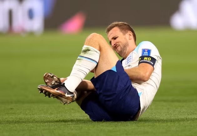 Kane dính chấn thương trong trận ra quân của tuyển Anh ở World Cup 2022.