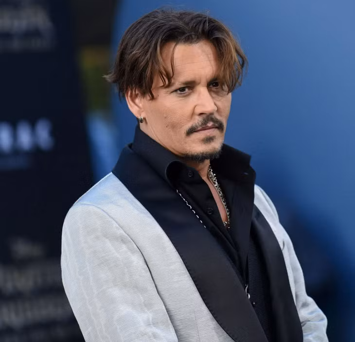 Johnny Depp (1963) là nam diễn viên, nhà sản xuất điện ảnh người Mỹ, nổi tiếng với series Cướp biển vùng Caribe đình đám. Trong suốt sự nghiệp, anh nhận được nhiều giải thưởng khác nhau, bao gồm giải Quả cầu vàng và Giải thưởng của Nghiệp đoàn Diễn viên Màn ảnh, cùng với 3 đề cử Oscar và 2 giải BAFTA. Ảnh: Getty Images.