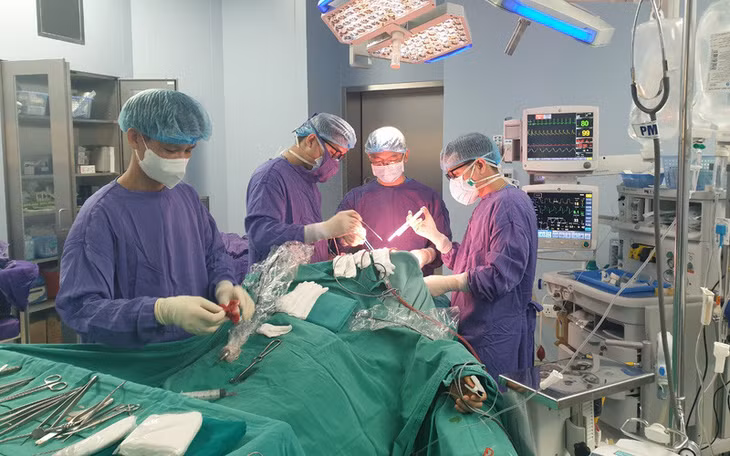 Phẫu thuật mở sọ giải ép cho bệnh nhân sau khi truyền khối tiểu cầu. Ảnh: BVCC
