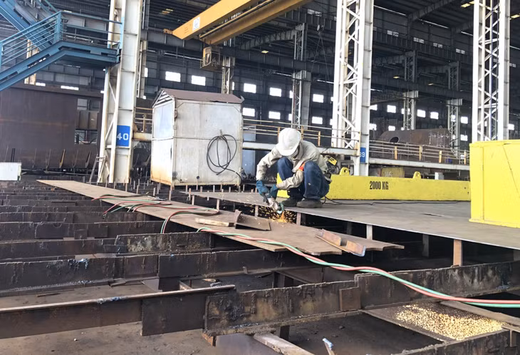 Công nhân Công ty TNHH MTV Đóng tàu Hạ Long được trang bị quần áo bảo hộ, ủng cách điện, mũ bảo hộ, mặt nạ hàn đảm bảo ATLĐ.