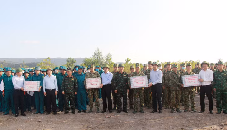 Đồng chí Bí thư Tỉnh ủy, Chủ tịch HĐND tỉnh cùng các đồng chí lãnh đạo tỉnh tặng quà động viên lực lượng tham gia diễn tập.