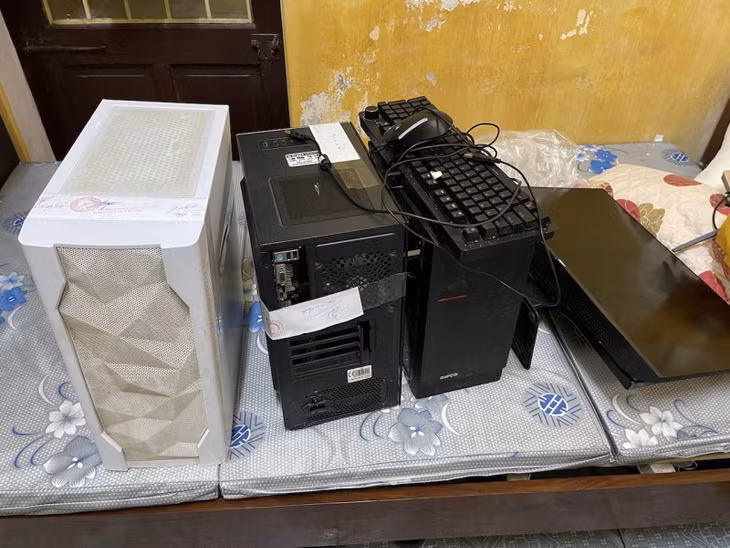 Công cụ, phương tiện các đối tượng sử dụng để làm giấy tờ giả.