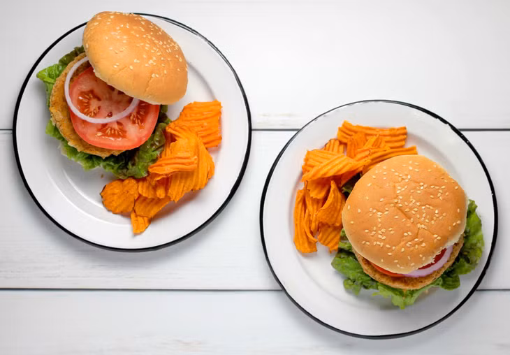 Hamburger chay là một sự lựa chọn thú vị cho người theo chế độ dinh dưỡng này. Ảnh minh họa: Sheri_silver.