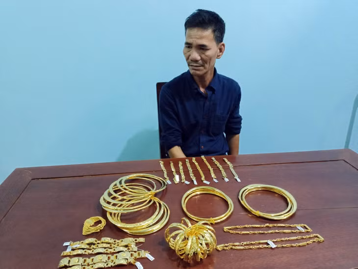 Đối tượng Hoàng và số vàng tang vật.