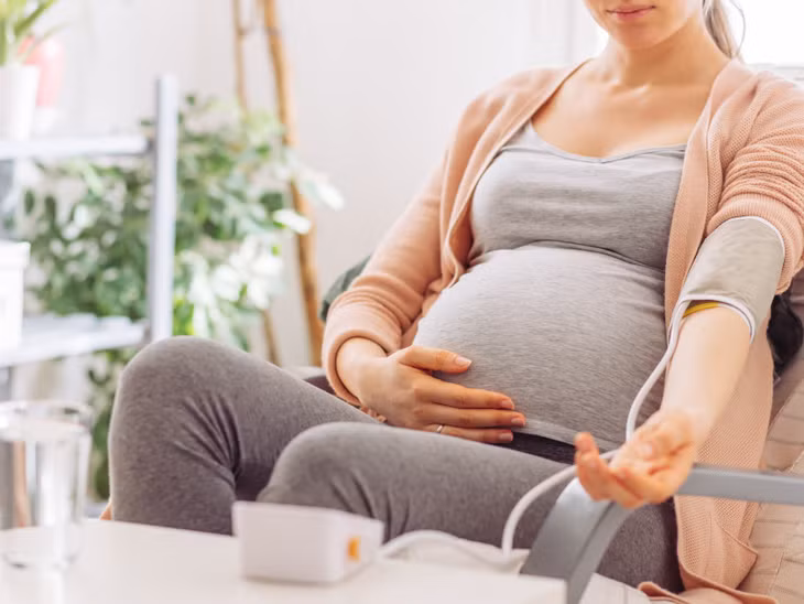 Thời tiết thay đổi khiến mẹ bầu dễ mắc bệnh do sức đề kháng kém (Ảnh minh họa)