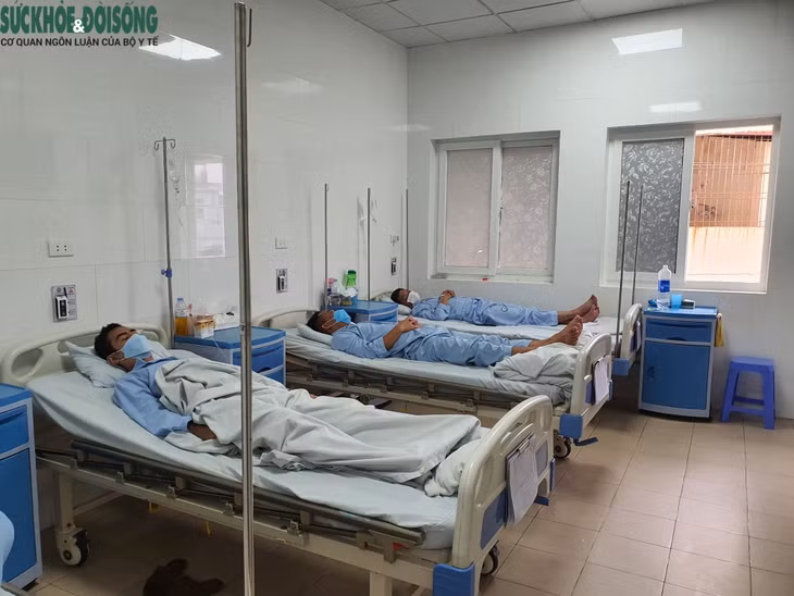 Khoa Nội 1, Bệnh viện Bưu điện kín giường điều trị bệnh nhân sốt xuất huyết.
