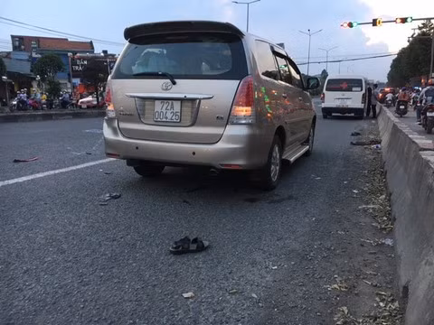 Xe máy chạy vào làn ô tô xảy ra tai nạn liên hoàn, 2 người thương vong ảnh 1