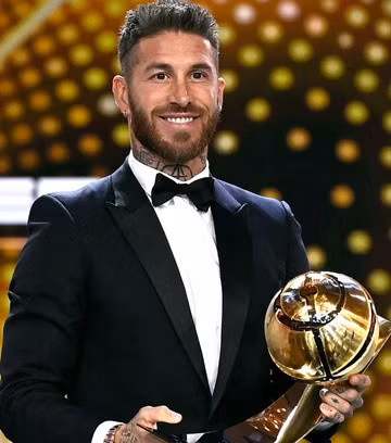 Ramos rạng rỡ trên bục nhận giải.