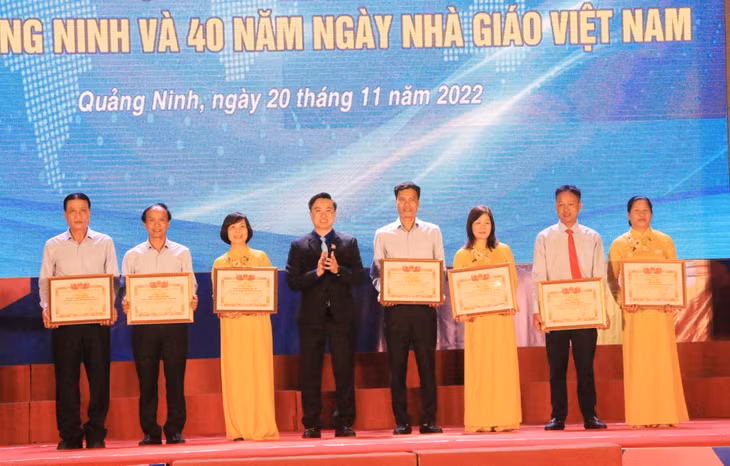 Đồng chí Hoàng Văn Hải, Bí thư Tỉnh Đoàn trao tặng bằng khen của BCH Tỉnh Đoàn cho các cá nhân có thành tích xuất sắc.