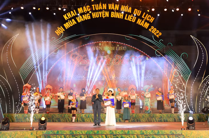 Đồng chí Dương Mạnh Cường, Tỉnh ủy viên, Bí thư Huyện ủy Bình Liêu, trao giải Nhất cho thí sinh Vũ Ngọc Anh.