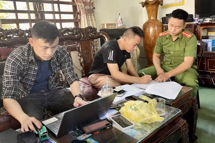 Khám xét nơi ở của đối tượng. Ảnh: CA.