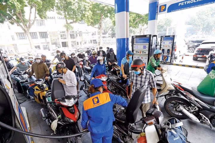 Nhu cầu xăng dầu trong nước tăng cao so với dự kiến, nhưng nguồn cung chưa tăng tương ứng. Ảnh: Đức Thanh.