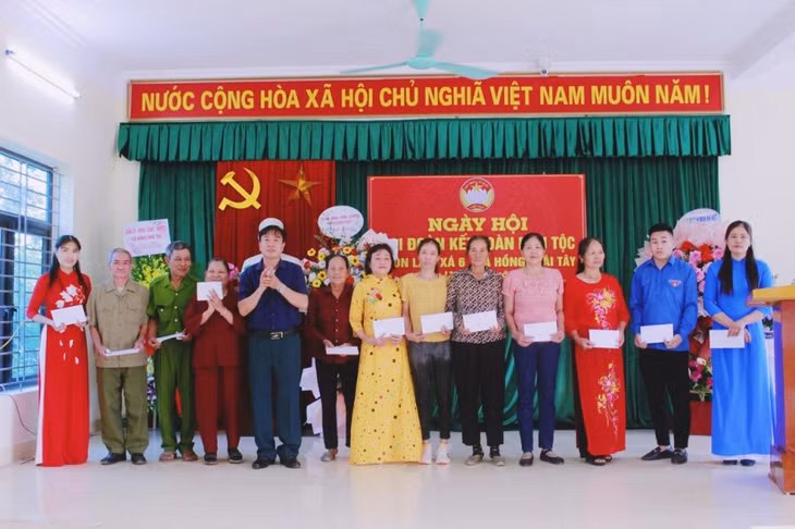 Lãnh đạo xã Hồng Thái Tây (TX Đông Triều) khen thưởng các tập thể, cá nhân có thành tích xuất sắc trong thực hiện cuộc vận động “Toàn dân đoàn kết xây dựng nông thôn mới, đô thị văn minh” năm 2022.