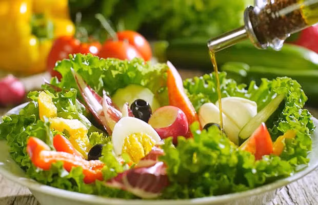 Dầu ôliu có thể được rưới lên món salad hoặc làm sốt trộn salad.
