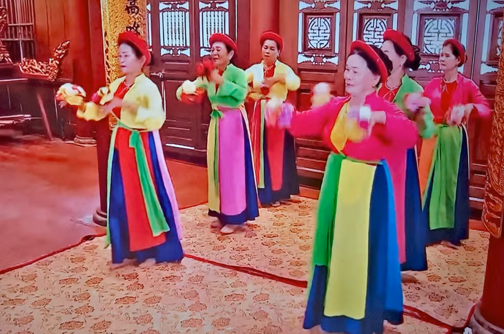 Câu lạc bộ hát Nhà tơ xã Vạn Ninh, TP Móng Cái biểu diễn múa dâng hoa tại đình Bầu trên địa bàn xã.