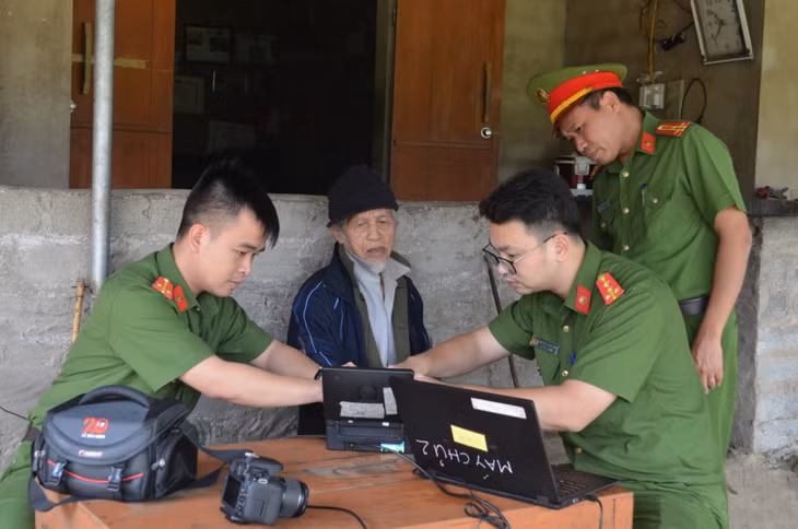 Công an huyện Tiên Yên tổ chức các đội công tác lưu động xuống cơ sở làm CCCD cho các đối tượng già yếu, bệnh tật.
